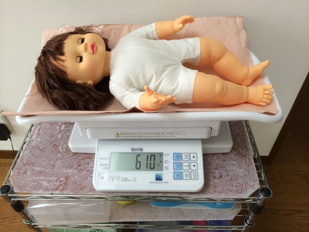 まずは体重測定。610g。 赤ちゃんの体重計なので正確です。
