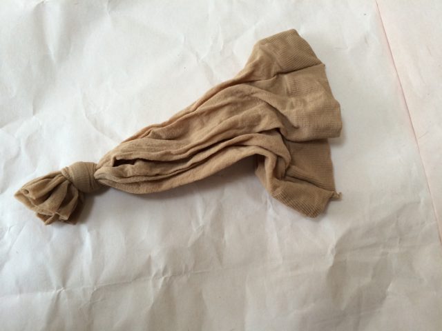 ストッキングの袋を作って砂を詰めます。