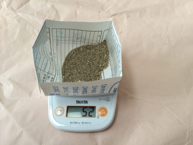 キッチンスケールで砂をはかりましょう。