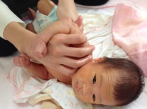 こゆたんは生後1ヶ月ちょっとなので、うつぶせにはせず横向きで背中のマッサージ♪