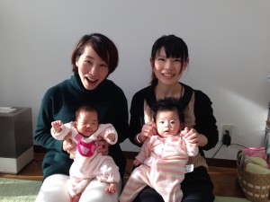 こゆたんとはるちゃんはやや眠そう?ママたちは楽しそう♪