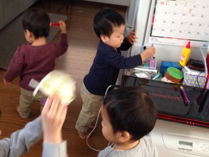 別々に遊んでいてもいつの間にか3人集まります