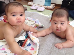 先にマッサージを始めたりょうくんとさっちゃん