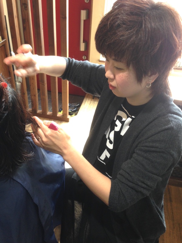 ハサミさばきも軽やかでみとれちゃいます(^O^)