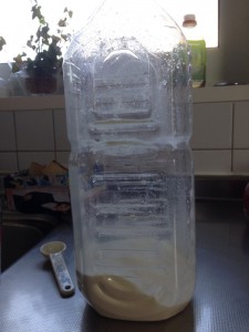 2リットルのペットボトルに今回は160gの石鹸を入れます。