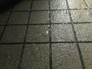 石鹸プリンを伸ばした状態。どろっとしているのがわかりますか?