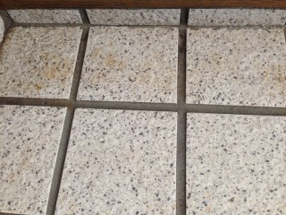 お掃除後。同じタイルですが、しみが薄くなってます(*^^)v