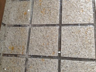 掃除前の状態。以前からついているしみが目立ちます。