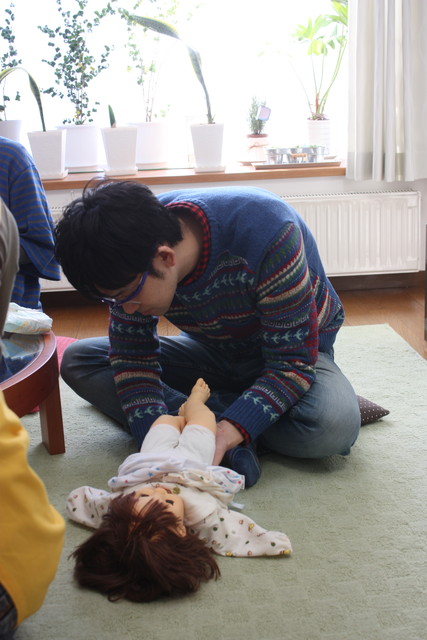 オムツ交換の練習中♪