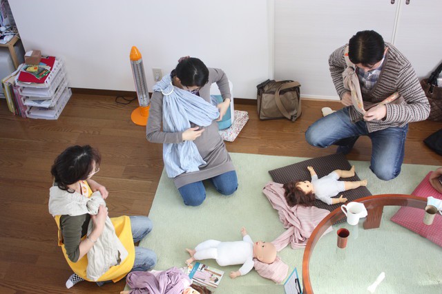 スリングを使った抱っこ体験中♪