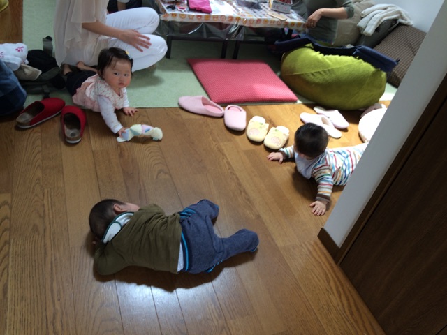 ハイハイができる子はこんな感じで自由にしてます♪