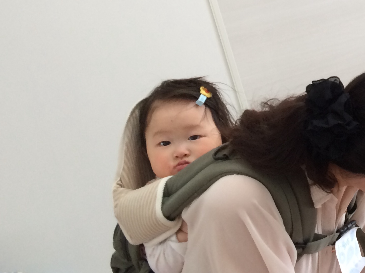 おんぶされながらもカメラ目線のひなちゃん♪