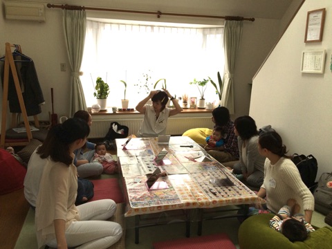 まずは先生がお手本を見せてくれます。みんなの目は真剣です♪