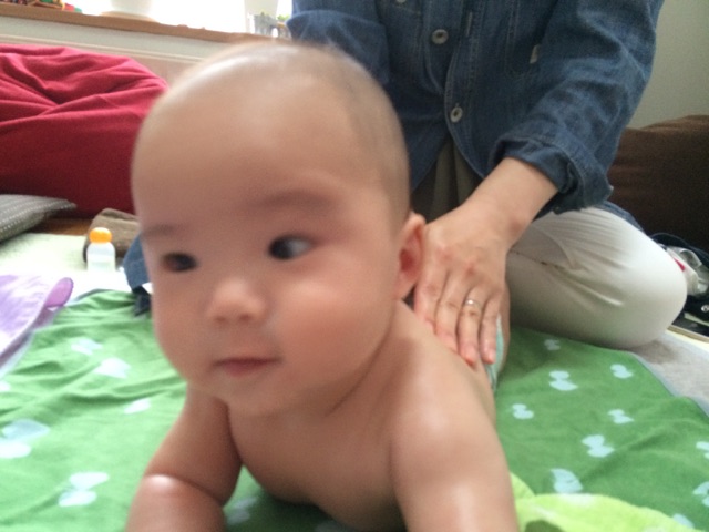 またまたお馴染いっくん。寝返りができるようになりました(*^^)v