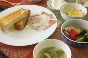 朝ごはん。和食中心ですが、洋食も出ますよ♪