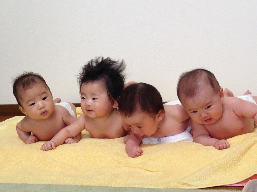 うつぶせが苦手な子も得意な子も必死です(^_^;)