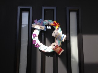 きれいになった玄関には5月のリースを飾りました♪