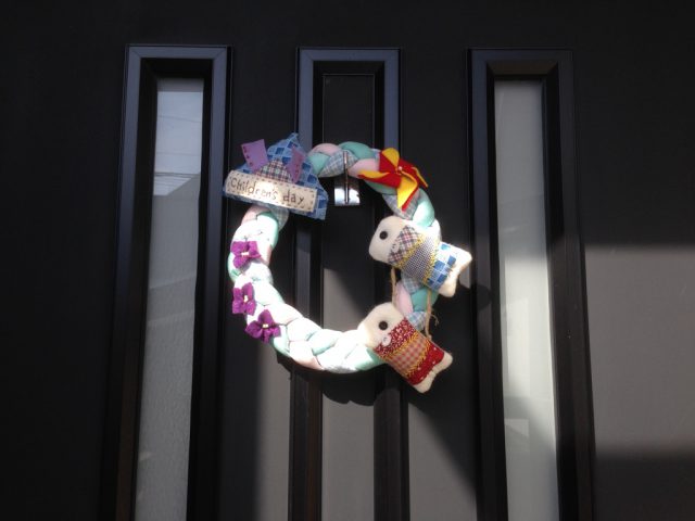 きれいになった玄関には5月のリースを飾りました♪