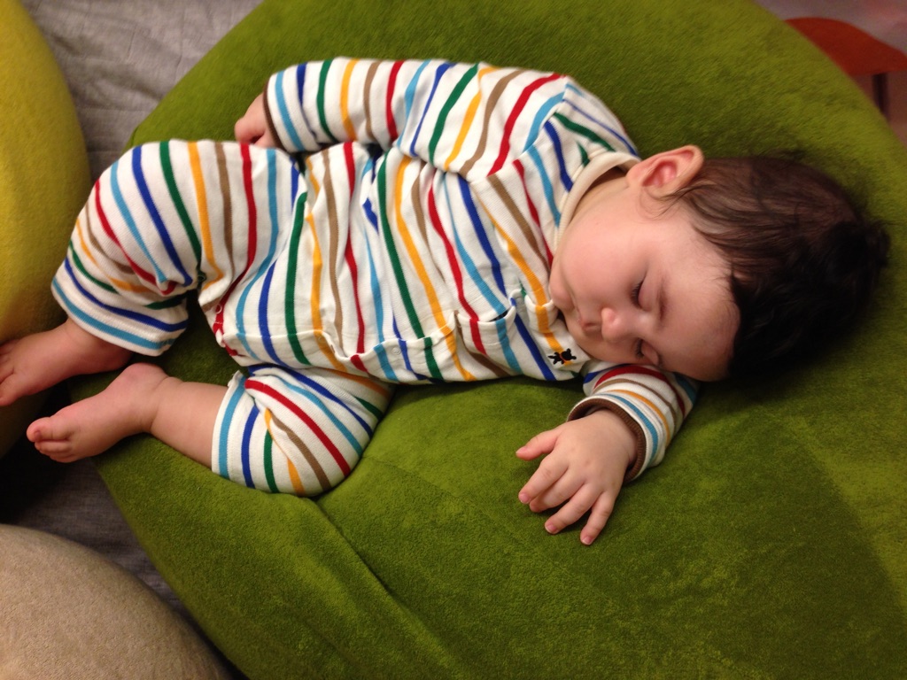 泣き声バトルに疲れて寝ちゃったのんくん♪