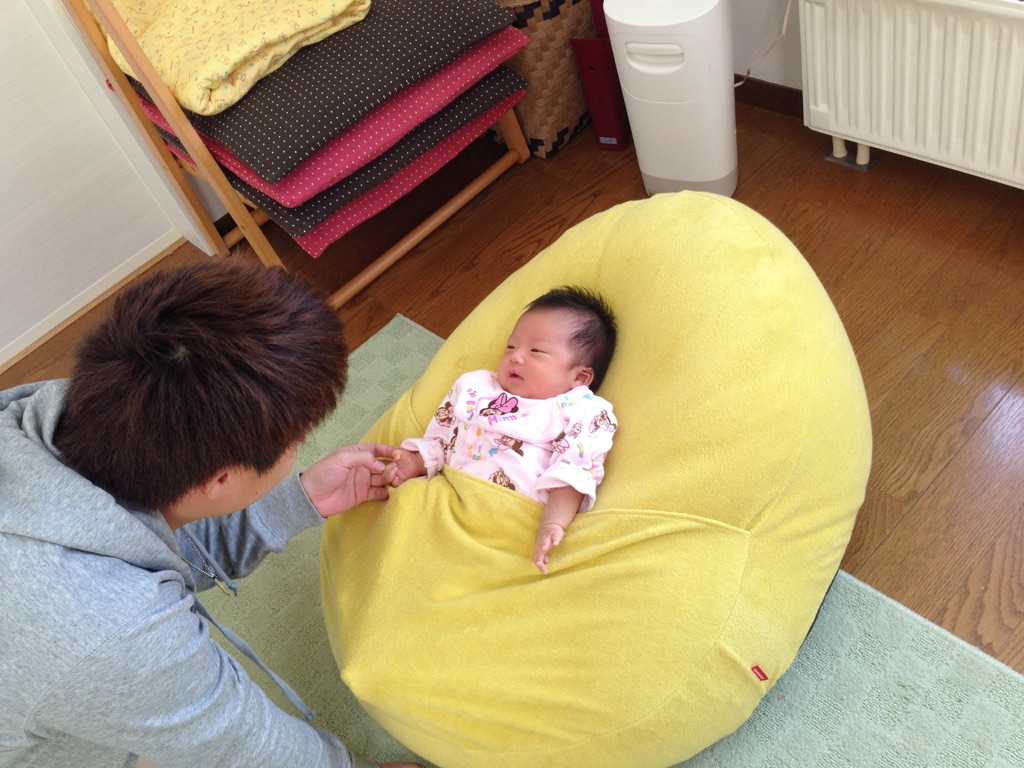 パパに遊んでもらって嬉しそうなえーちゃん♪