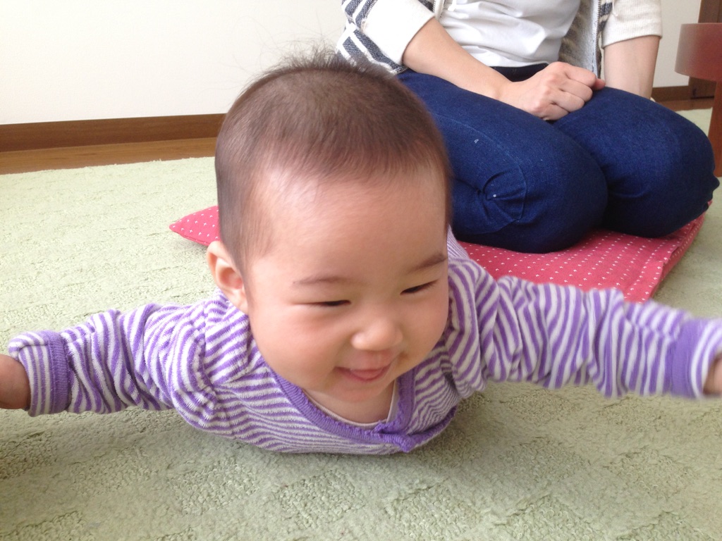 最近寝返りもできるようになりました(*^^)v