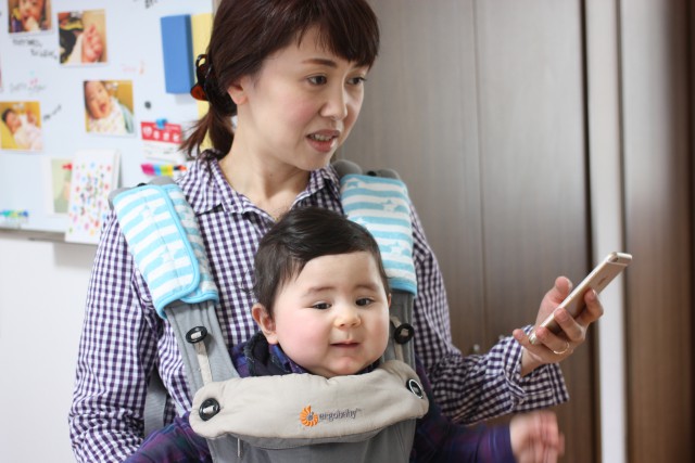 のんくんはお友だちのを試着させてもらって前抱っこ♪