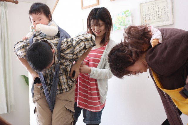 食事の後は、タートリーノNEOを使ったおんぶをパパにレクチャー♪