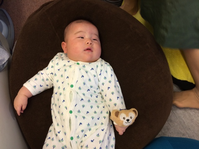 抱っこのまま寝ちゃいましたzzz