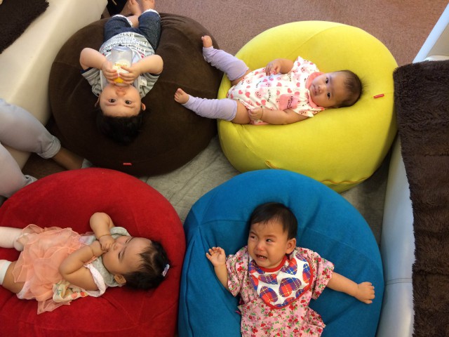 泣いているこっちゃんの後ろのカメラ目線に注目です(^O^)